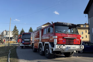 Niebezpieczny pożar w Chybiu. Strażacy bronili pobliskich zabudowań