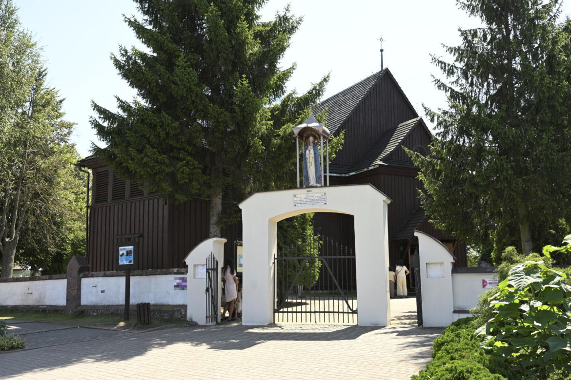 Tak zmienił się kościół z kultowego Rancza. Aktorzy zbierali na remont