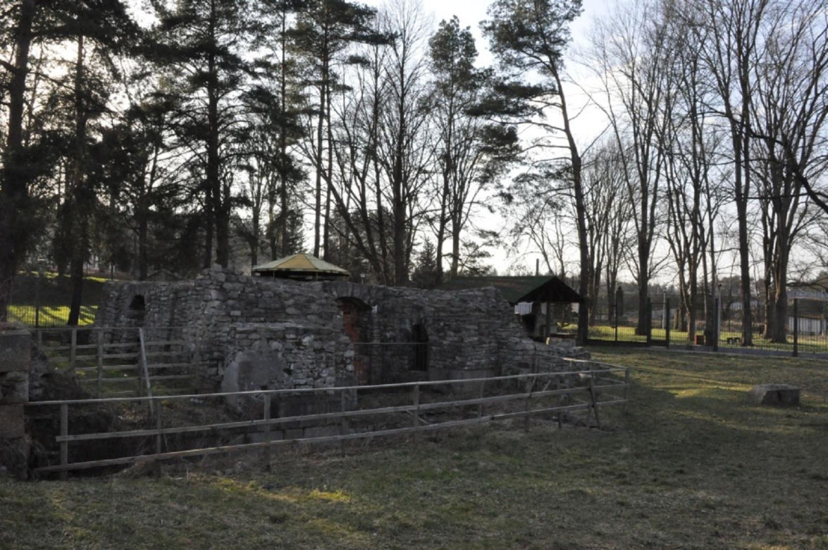 Ruiny Wielkiego Pieca Huty Rejów w Skarżysku-Kamiennej