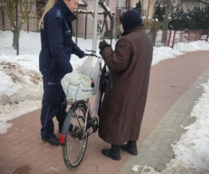 Zziębnięta i zmęczona seniorka prosiła przechodniów o pomoc. Nikt nie zareagował