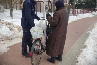 Zziębnięta i zmęczona seniorka prosiła przechodniów o pomoc. Nikt nie zareagował