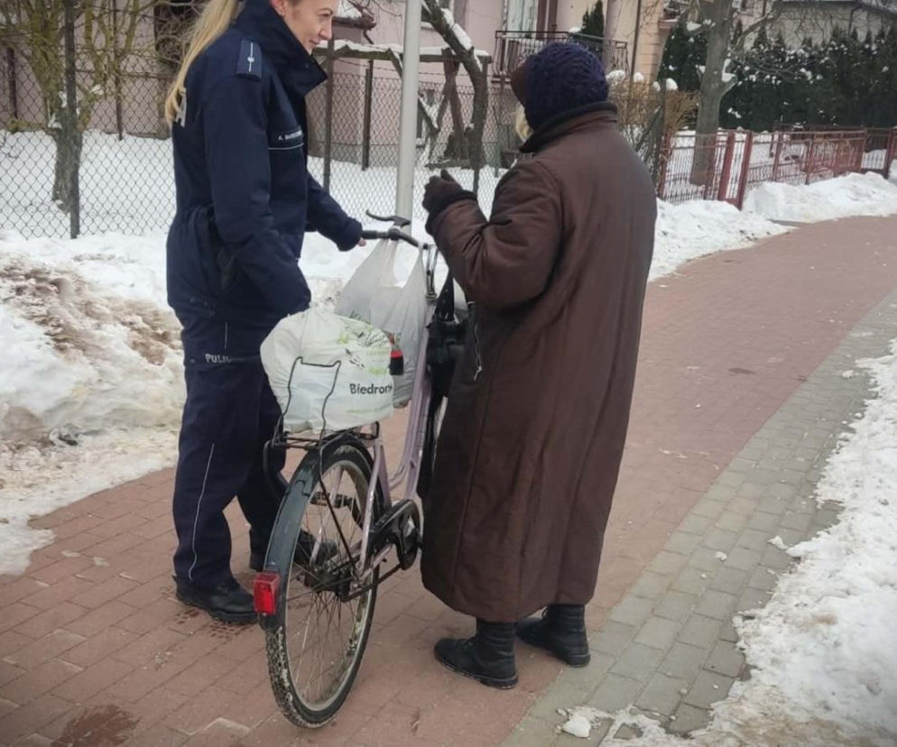 Zziębnięta i zmęczona seniorka prosiła przechodniów o pomoc. Nikt nie zareagował