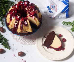 Babka brownie z zapiekanym budyniem na mleczku skondensowanym z sosem malinowym