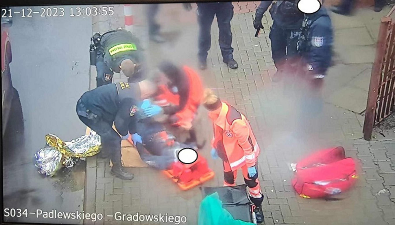 Wstrząsający wypadek tuż przed świętami. 25-latek poślizgnął się wypadł z okna! 