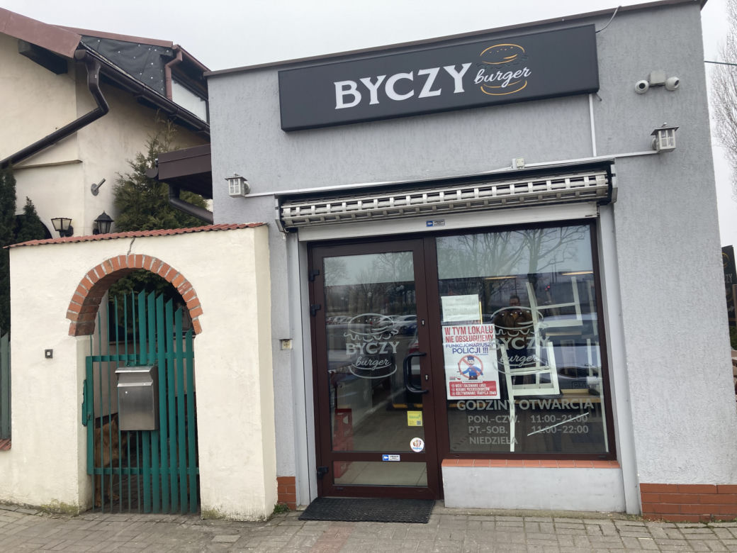Toruński lokal nie chce obsługiwać policjantów i ich rodzin. Kontrowersyjny plakat