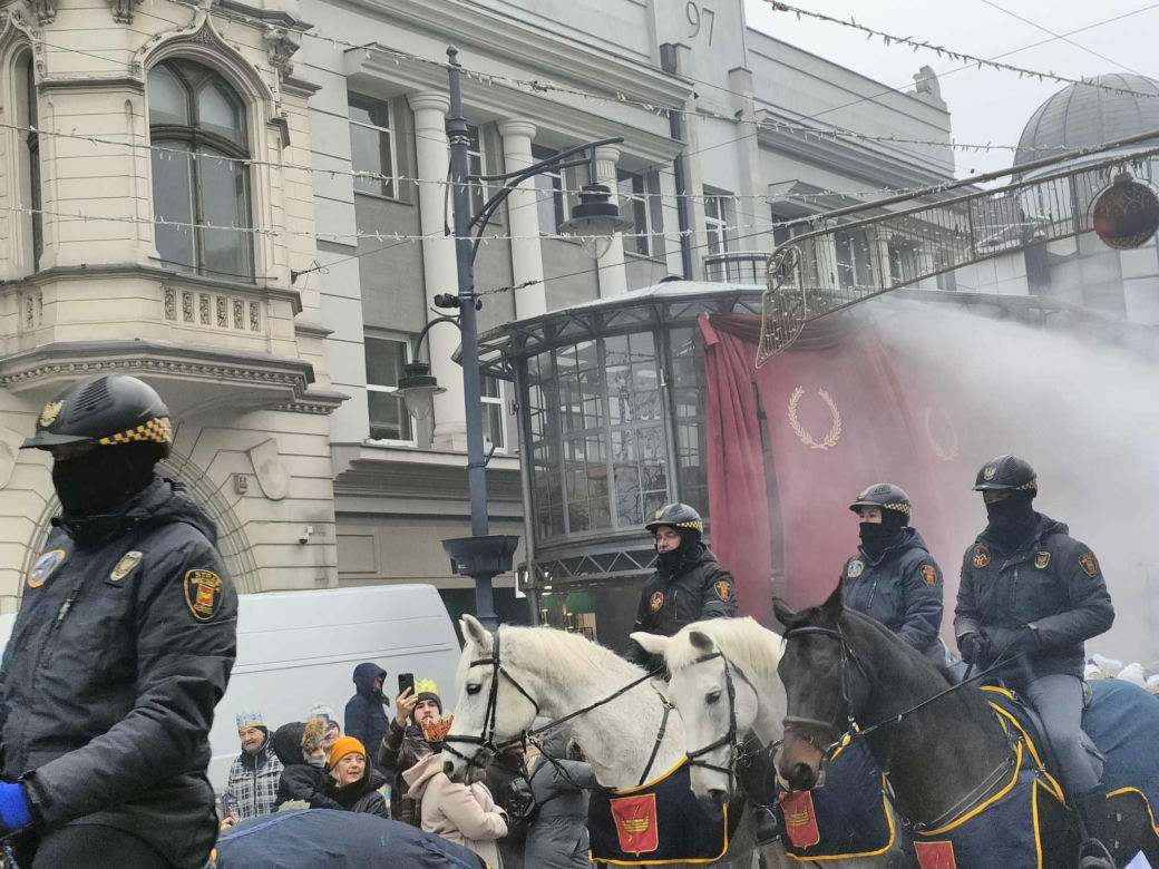 Kolorowy Orszak Trzech Króli w Łodzi. W centrum miasta pojawiło się mnóstwo osób [ZDJĘCIA]