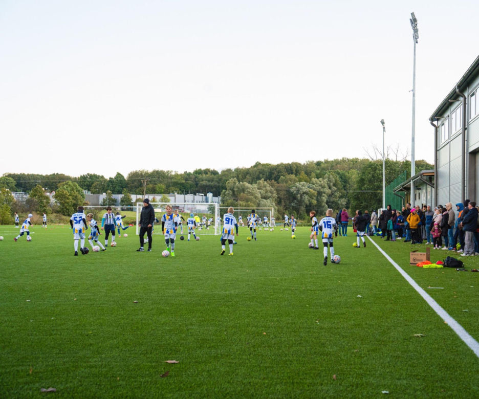 W Olsztynie otwarto profesjonalne boisko sportowe. Będą korzystali z niego młodzi piłkarze [ZDJĘCIA]