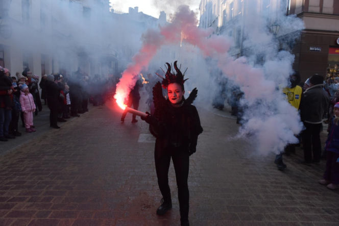 Orszak Trzech Króli 2026 w Toruniu. Zdjęcia z samego serca starówki