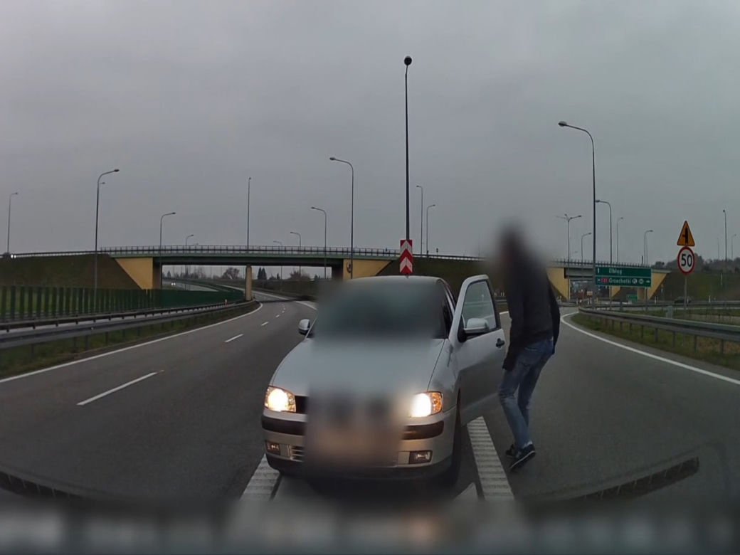 Wjechał pod prąd na S7