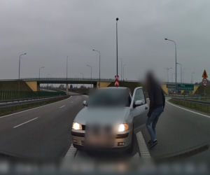 Wjechał pod prąd na S7