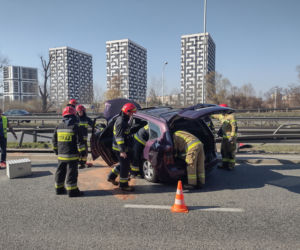 Auto zawisło na barierkach. Groźny wypadek na trasie Siekierkowskiej