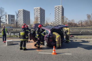 Wpadł na barierki i zawisł. Potworna kolizja na trasie Siekierkowskiej