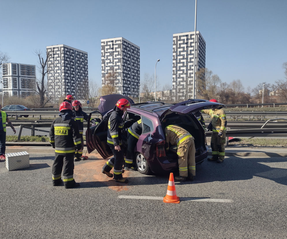 Auto zawisło na barierkach. Groźny wypadek na trasie Siekierkowskiej