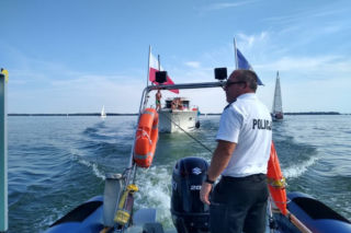 Awaria jachtu typu houseboat. Na pomoc przybyła policja wodna z Węgorzewa