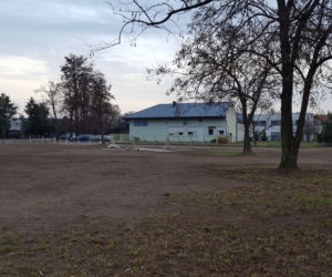 To nie przypadek. Krzyż i zapory przeciwczołgowe na skwerze przy WKU w Lesznie