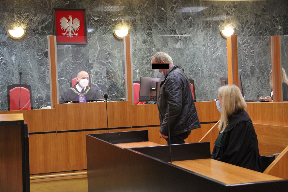 Zdziechowice Drugie. Poćwiartowane kawałki ciała na posesji. Oskarżony zaskoczył w sądzie