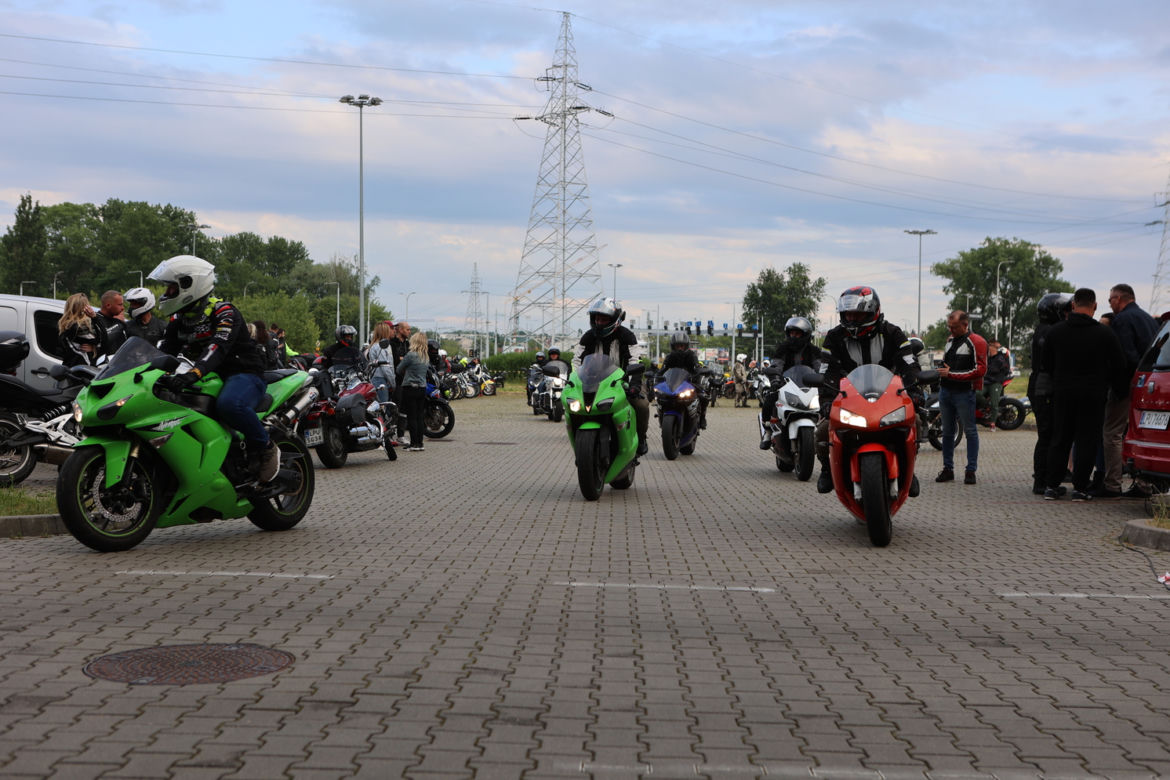 Przed Areną Lublin symbolicznie pożegnano dwójkę tragicznie zmarłych motocyklistów