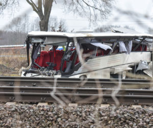 Kierowca autobusu zginał na torach, zamknięty w śmiertelnej pułapce