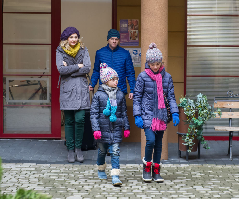 Na Wspólnej odc. 2295. Tosia (Julia Lewenfisz-Górka), Ula (Ania Niedźwiecka), Zuza (Małgorzata Socha), Kamil (Kazimierz Mazur)