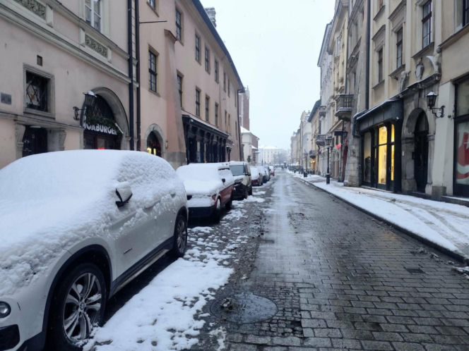 Potężny atak zimy w Krakowie! Śnieg nie odpuści, synoptycy nie mają dobrych informacji