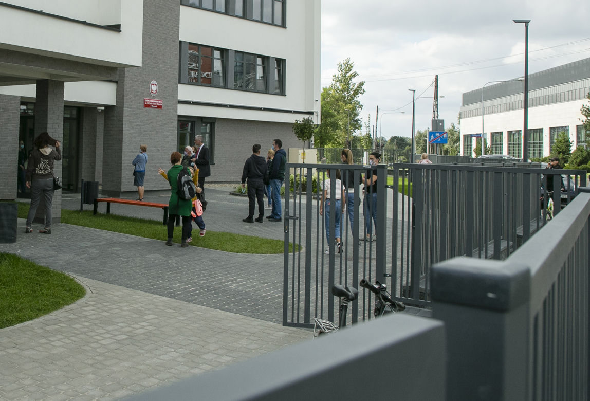Wawerska szkoła z koronawirusem