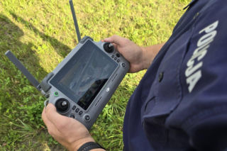Policyjny dron nad niebezpiecznym skrzyżowaniem w Lesznie. Posypały się mandaty