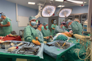 Genetyczny wyrok i trudna decyzja. Chirurdzy z Gliwic wykonali przełomowy zabieg bez implantów