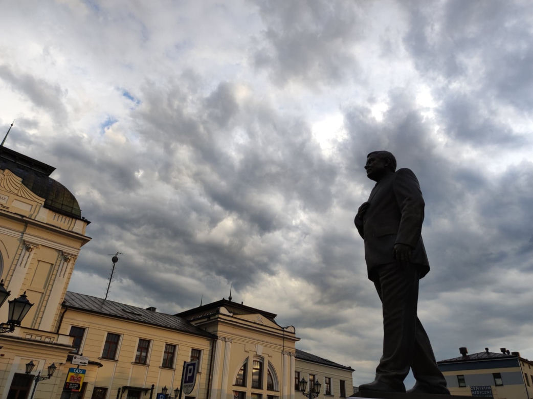 Pomnik Lecha Kaczyńskiego w Tarnowie nie jest pomnikiem? Zaskakujący zwrot akcji