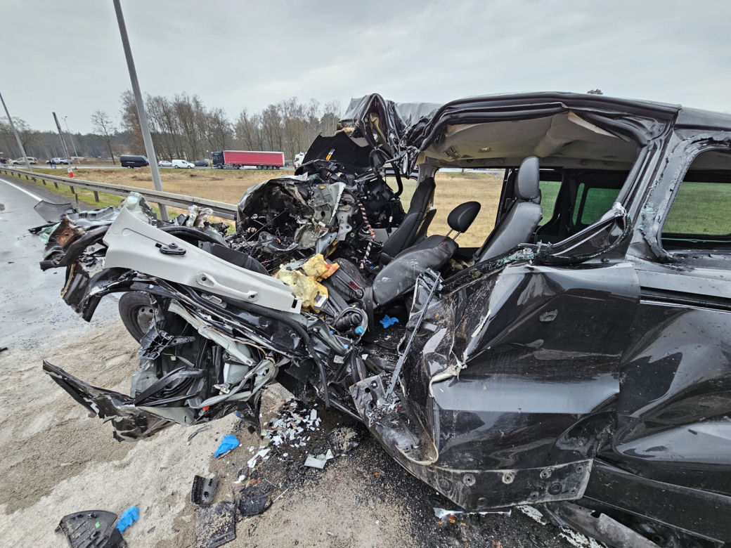Kłody drewna spadły na samochody Poważny wypadek na DK11