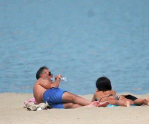 Marta Kaczyńska z mężem na plaży