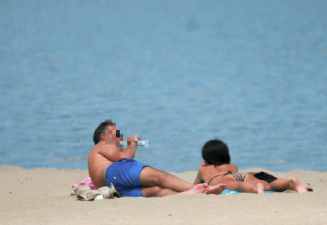 Marta Kaczyńska z mężem na plaży
