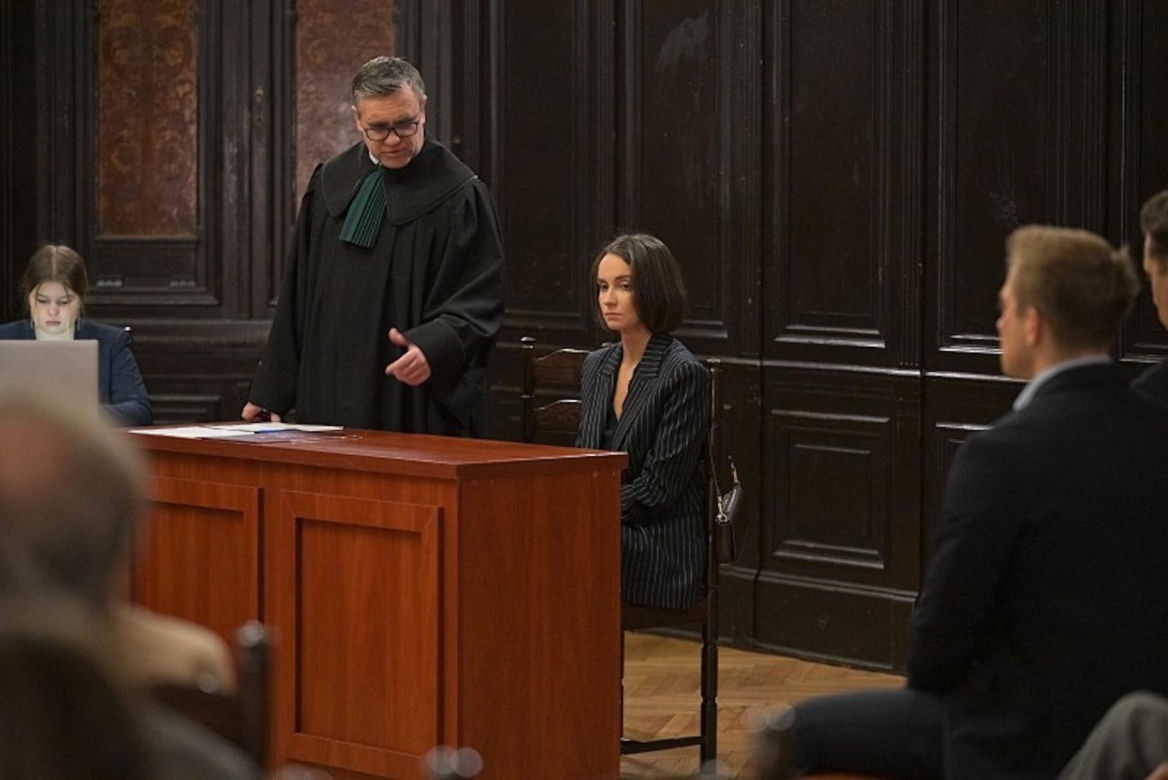Pierwsza miłość, odcinek 3985: Melka (Ewa Jakubowicz), Kamil Biały (Igor Paszczyk), adwokat - mecenas Dubicz (Marcin Kiszluk)