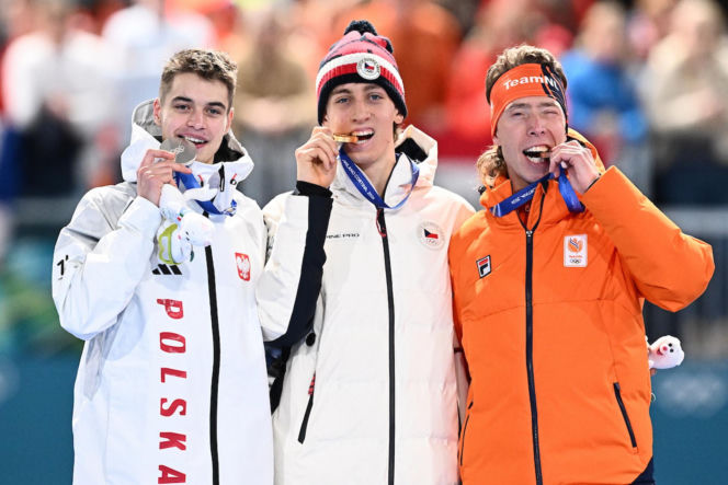 Panczenista Władimir Siemirunnij po biegu na 10 km, który dał mu srebrny medal olimpijski