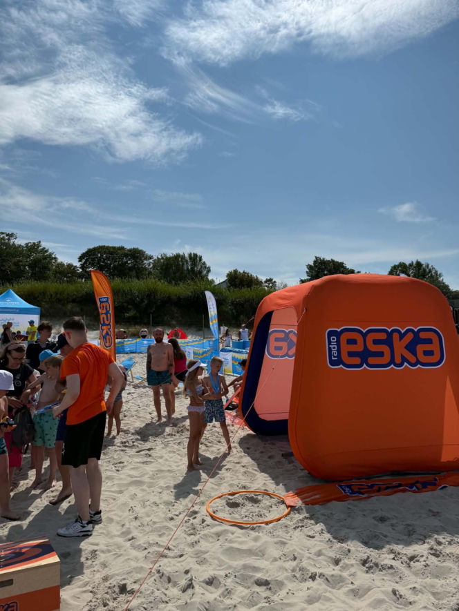Niebieska i pomarańczowa ekipa rozgrzała plażę w Ustce! Baltic Tour Medicover Sport kontynuuje nadmorską trasę!
