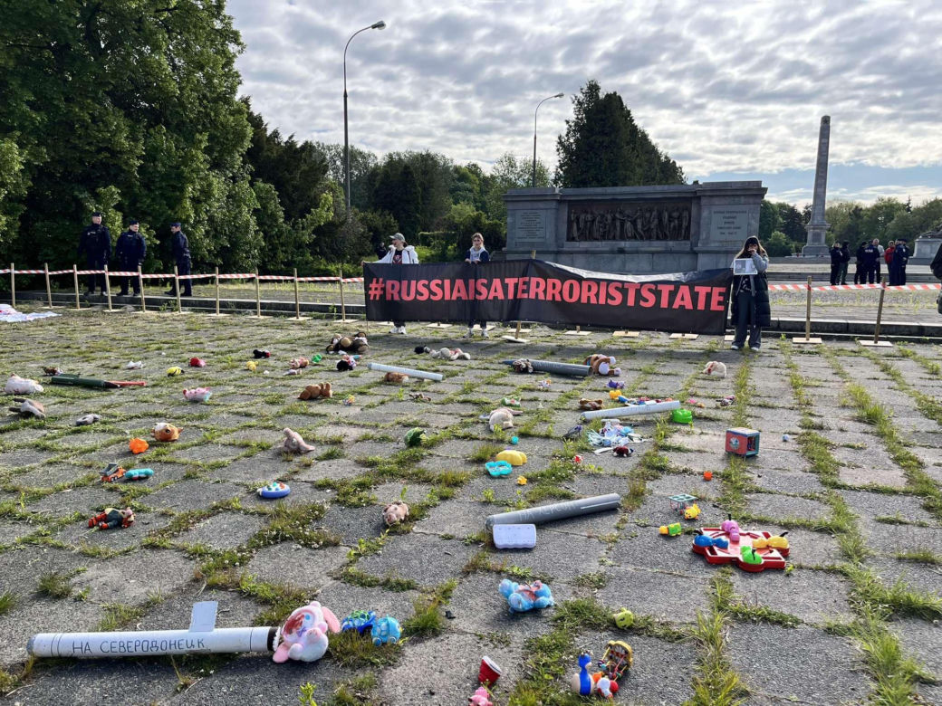 Protest na Cmentarzu Mauzoleum Żołnierzy Radzieckich w Warszawie (9.05.2025)