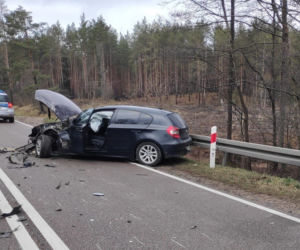 Zalesie. Zderzenie BMW z citroenem. Śmigłowiec zabrał kobietę do szpitala