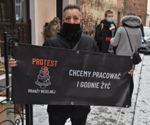 Protest branży weselnej w Toruniu. List do rządu, postulaty i tort