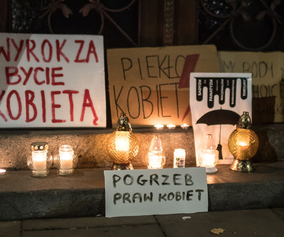Pogrzeb praw kobiet. Protest po wyroku TK w Krakowie