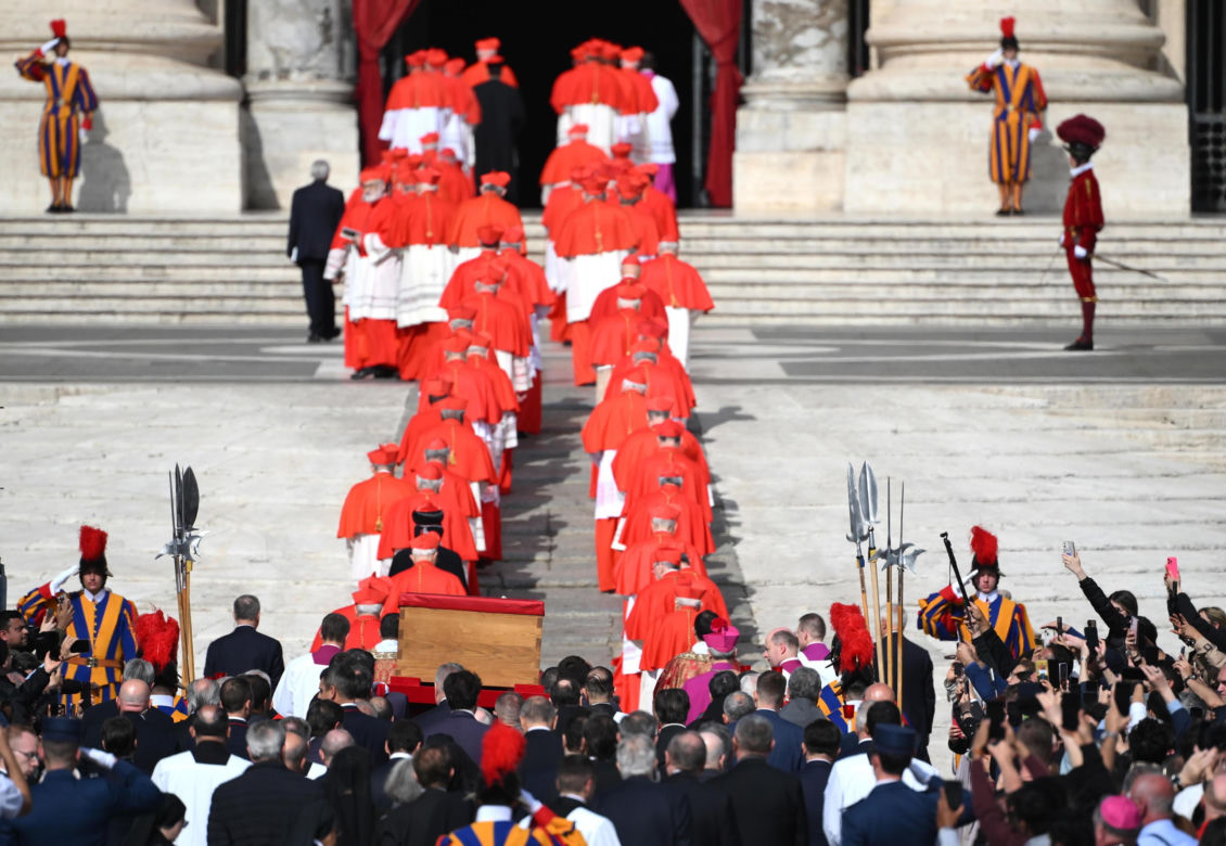Trumna z ciałem papieża Franciszka przeniesiona w procesji do bazyliki Św. Piotra