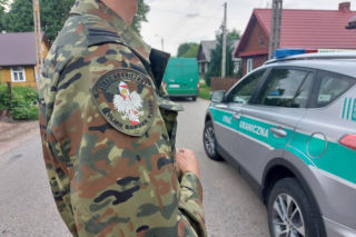 Sąsiedzi wezwali służby. Funkcjonariusz Straży Granicznej odnalazł leżącego mężczyznę