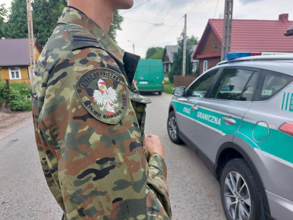Sąsiedzi wezwali służby. Funkcjonariusz Straży Granicznej odnalazł leżącego mężczyznę