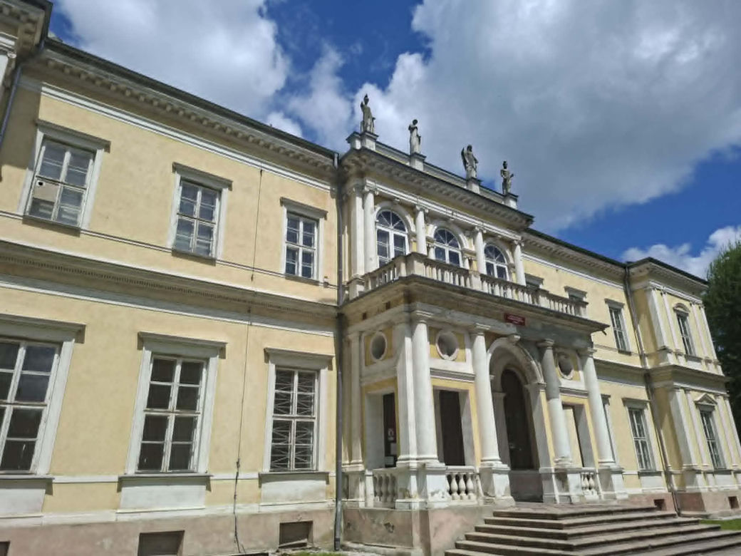 Rezydencja nie powstała bowiem jako zwykły dom mieszkalny. Miała być gigantycznym skarbcem dla Biblioteki Ordynacji Myszkowskiej