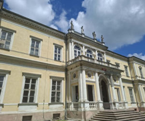 Rezydencja nie powstała bowiem jako zwykły dom mieszkalny. Miała być gigantycznym skarbcem dla Biblioteki Ordynacji Myszkowskiej