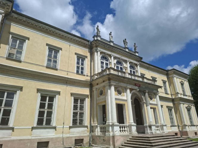 Rezydencja nie powstała bowiem jako zwykły dom mieszkalny. Miała być gigantycznym skarbcem dla Biblioteki Ordynacji Myszkowskiej