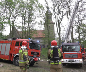 Ogień na plebanii pojawił się w czasie mszy. Żywioł strawił majątek parafian 