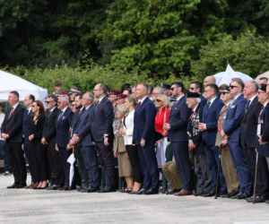 Prezydent RP Karol Nawrocki i pierwsza dama Marta Nawrocka podczas polowej mszy świętej na Polskim Cmentarzu Wojennym pod Monte Cassino