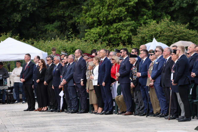 Prezydent RP Karol Nawrocki i pierwsza dama Marta Nawrocka podczas polowej mszy świętej na Polskim Cmentarzu Wojennym pod Monte Cassino