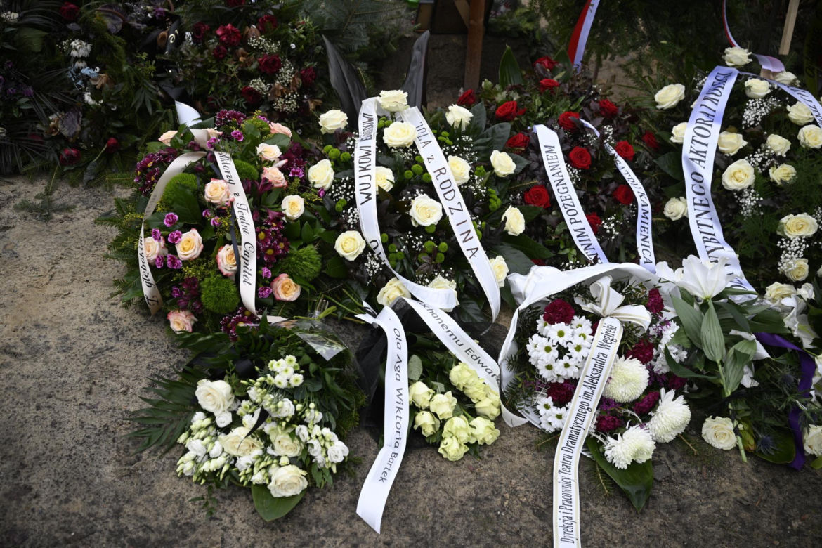 Wieńce na pogrzebie Edwarda Linde-Lubaszenki. Żałobnicy pożegnali artystę pięknymi kwiatami