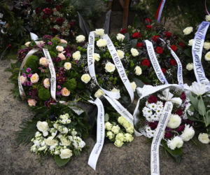 Wieńce na pogrzebie Edwarda Linde-Lubaszenki. Żałobnicy pożegnali artystę pięknymi kwiatami