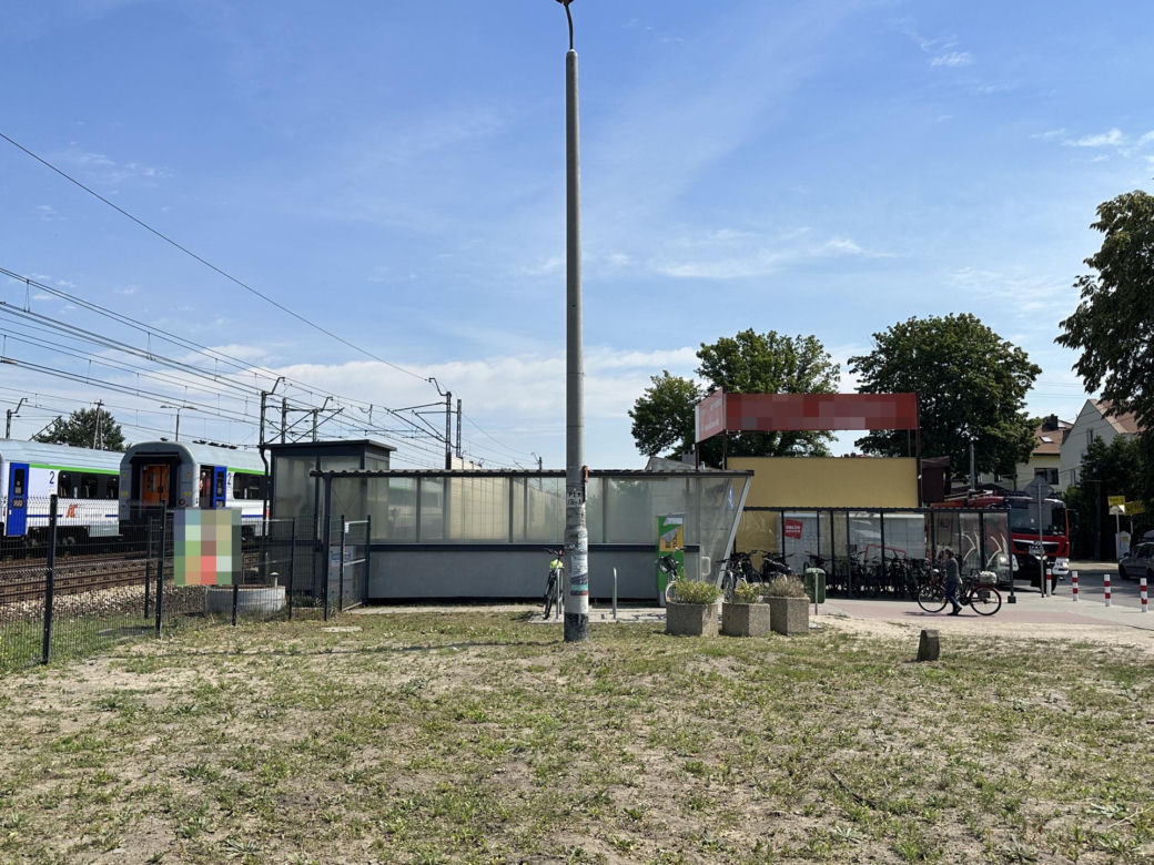 Tragedia w Kobyłce. Pieszy nie żyje, wpadł pod pociąg. 200 osób ewakuowanych	